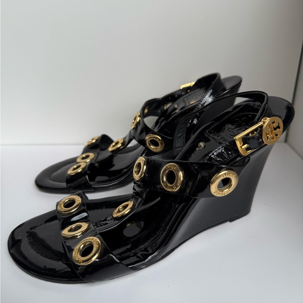 TORY BURCH Kathryn Black Patent Leather Gold Rivet Wedge Heel Sandals Size 7.5 - Picture 1 of 16